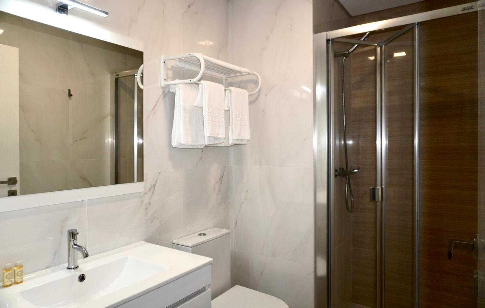 Lux'Otel City Lodge 巴塞卢什 外观 照片